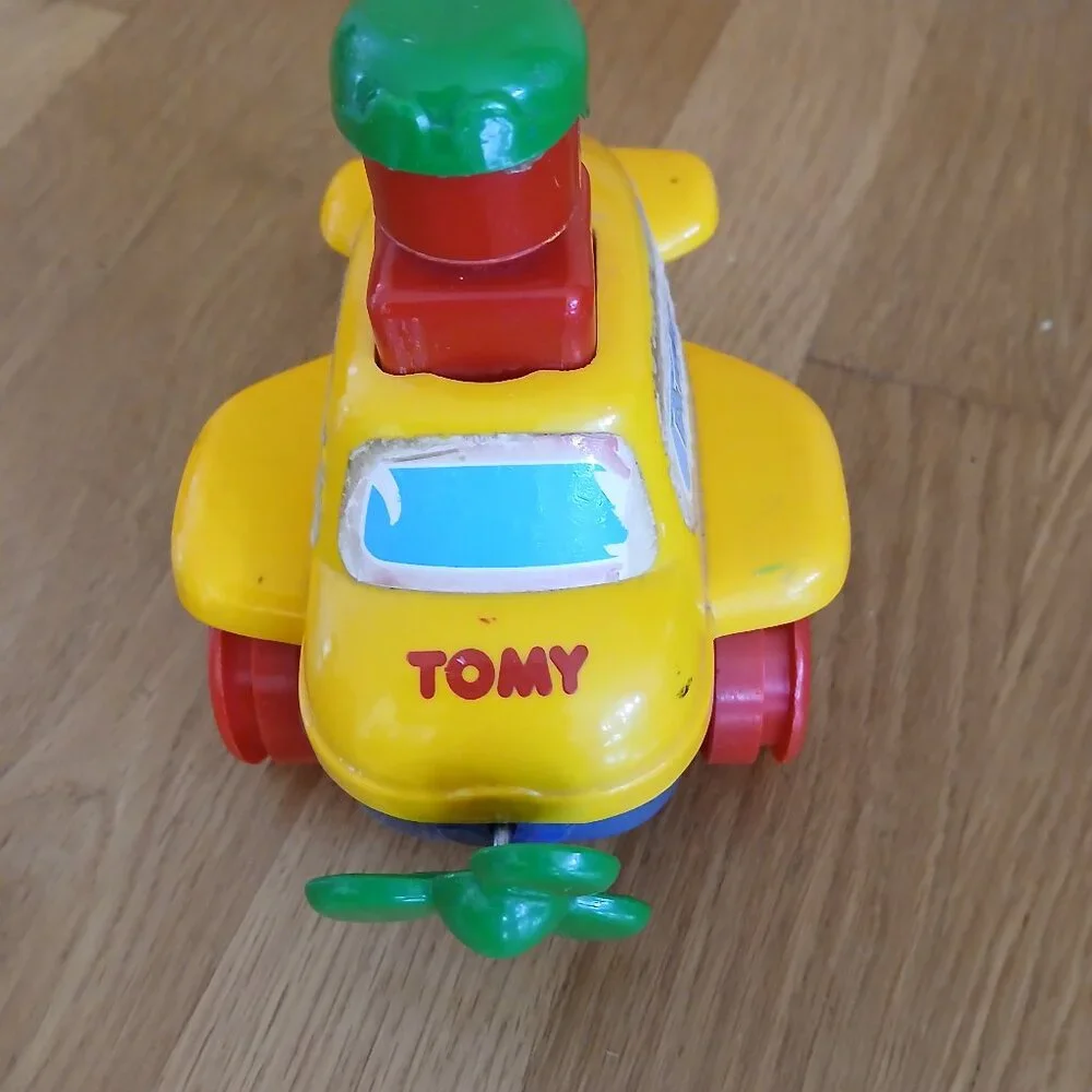 Tomy airplane pull